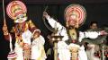 Kalamandalam Sangeeth Chakyar as Ravanan (left) and Kalamandalam Kanakakumar as Jatayu in Jatayuvadham 