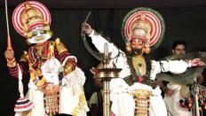 Kalamandalam Sangeeth Chakyar as Ravanan (left) and Kalamandalam Kanakakumar as Jatayu in Jatayuvadham 