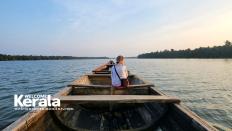 A traveller enjoying a boat trip in Kerala; Photo courtesy: Welcome Kerala magazine
